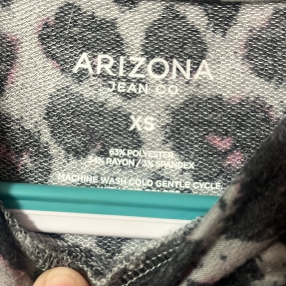 Arizona brand from JCP cute thin leopard top - Picture 2 of 3